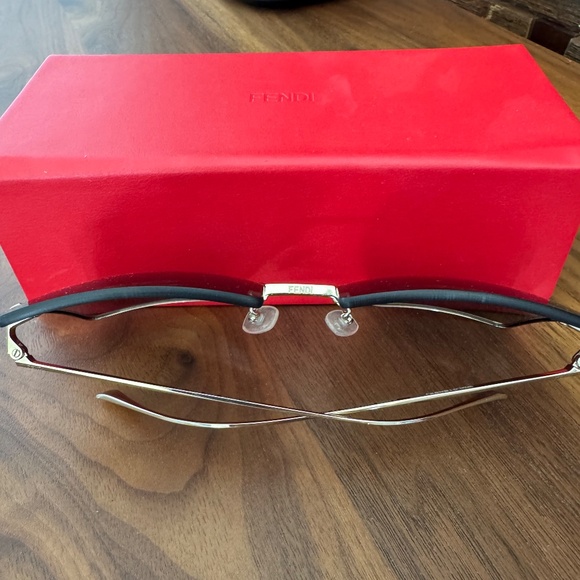 Fendi Square Oversized Sunglasses - Picture 3 of 5